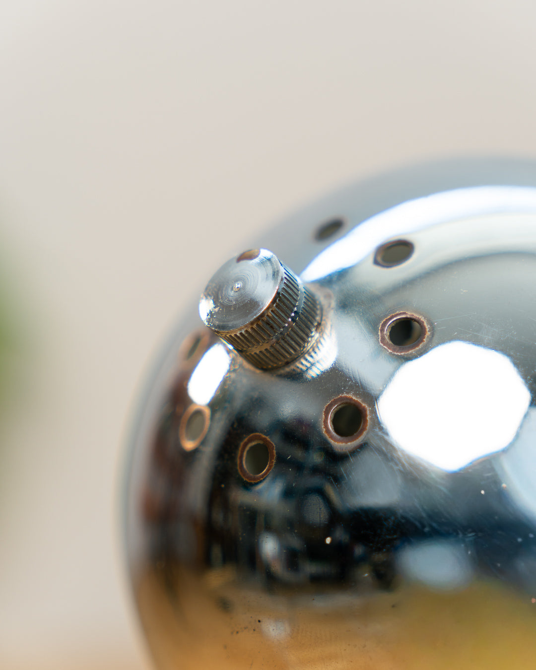 Vintage chrome eyeball clip lamp from the 1970s with adjustable spherical shade and integrated clip switch. Mid Century, Space Age design, Vecino Shop, vintage with soul.