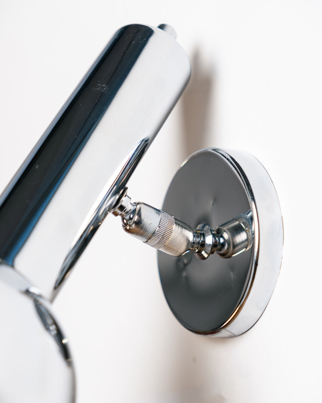 Vintage 1970s chrome adjustable eyeball spotlight wall sconce with chrome-tipped bulb. Mid Century, Space Age lighting. Vecino Shop