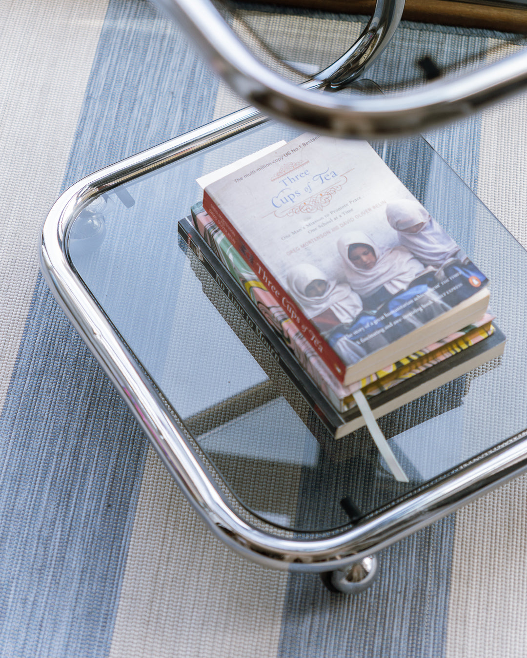 Mid-Century Modern chrome auxiliary table with smoked glass and wheels – Vecino Shop