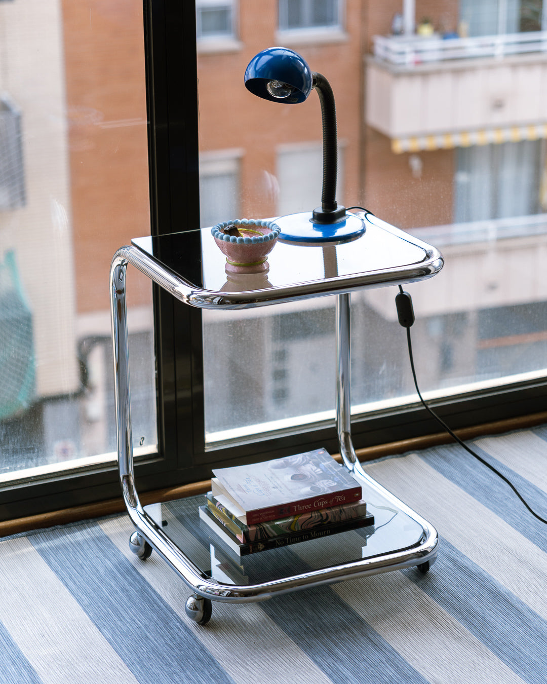 Mid-Century Modern chrome auxiliary table with smoked glass and wheels – Vecino Shop