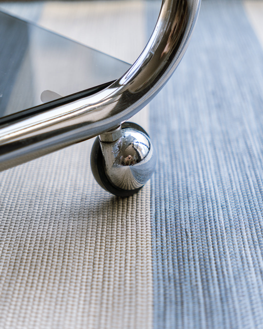 Mid-Century Modern chrome auxiliary table with smoked glass and wheels – Vecino Shop