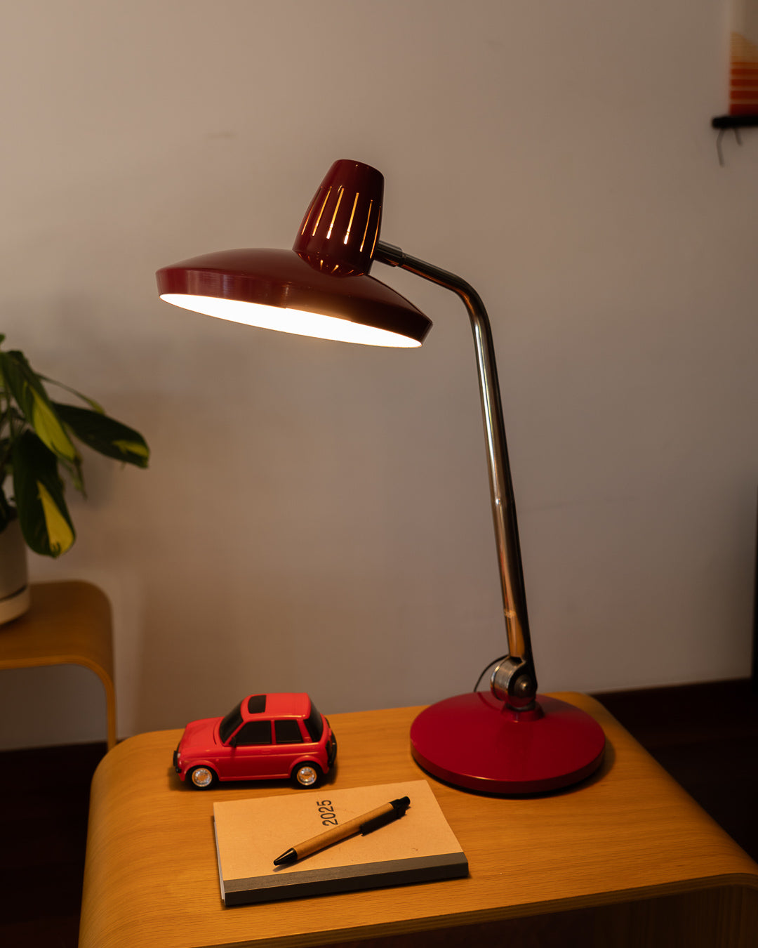 Vintage Fase Faro red desk lamp from the 1970s, very good condition, small mark inside shade, one-of-a-kind. Vecino Shop