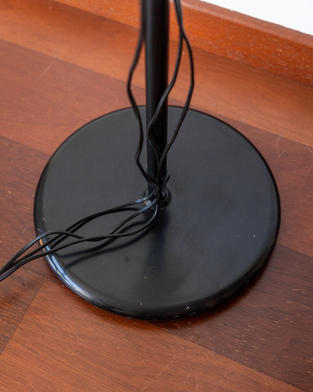 Fase 1970s vintage floor lamp with 3 adjustable black metal spots, chrome supports, good vintage condition. Vecino Shop