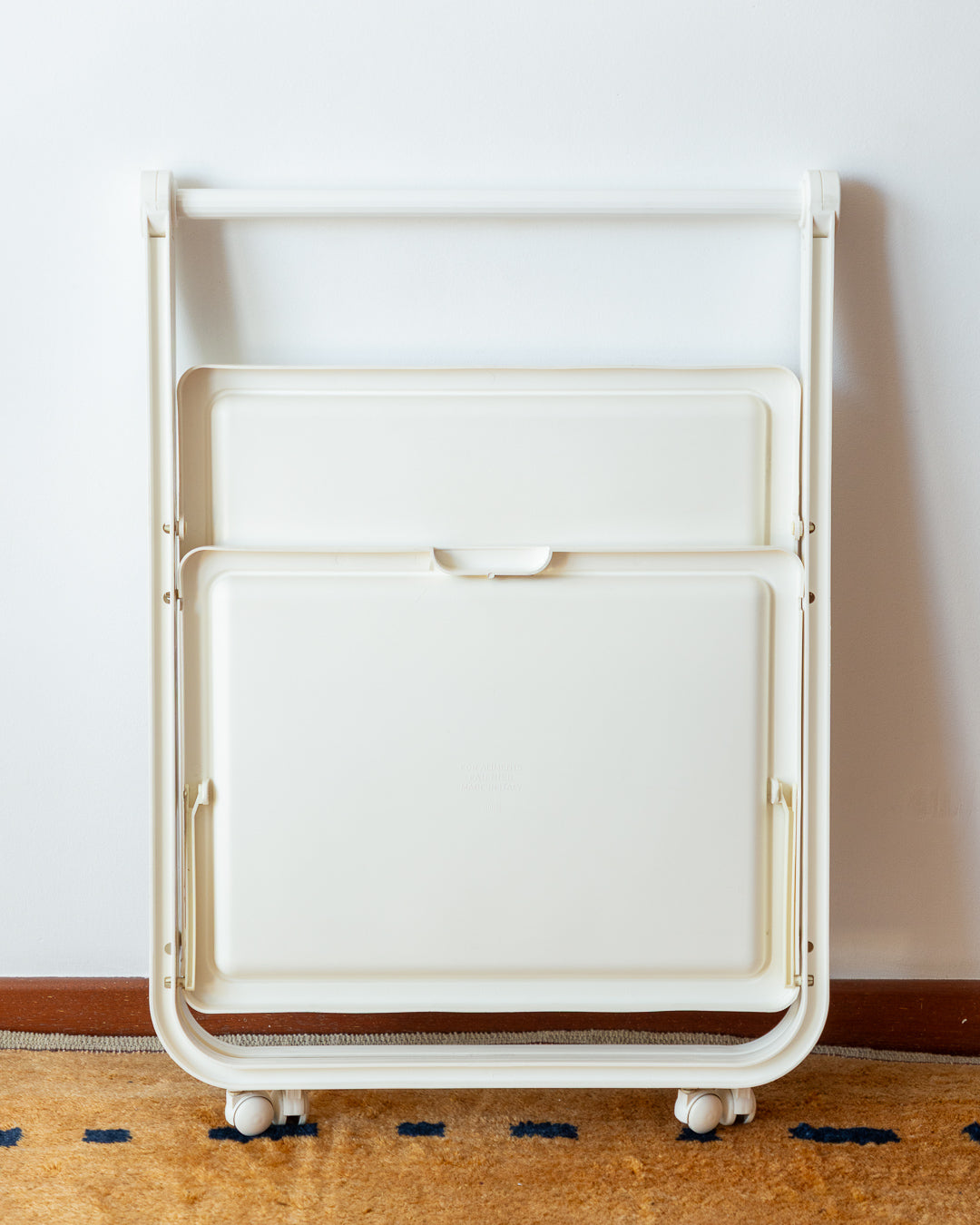 SIMO Italian folding plastic cart from the 1970s, vintage design with compact fold-flat system, versatile as a bar cart, side table, or storage unit. Excellent vintage condition with minor age-related signs. One-of-a-kind retro piece available at Vecino Shop.