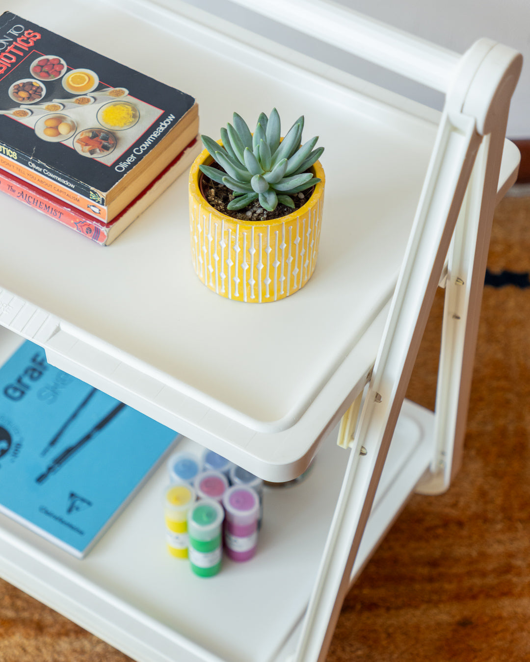 SIMO Italian folding plastic cart from the 1970s, vintage design with compact fold-flat system, versatile as a bar cart, side table, or storage unit. Excellent vintage condition with minor age-related signs. One-of-a-kind retro piece available at Vecino Shop.