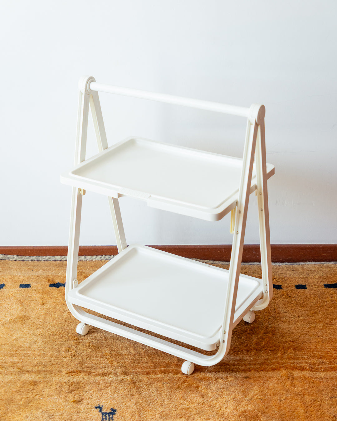 SIMO Italian folding plastic cart from the 1970s, vintage design with compact fold-flat system, versatile as a bar cart, side table, or storage unit. Excellent vintage condition with minor age-related signs. One-of-a-kind retro piece available at Vecino Shop.