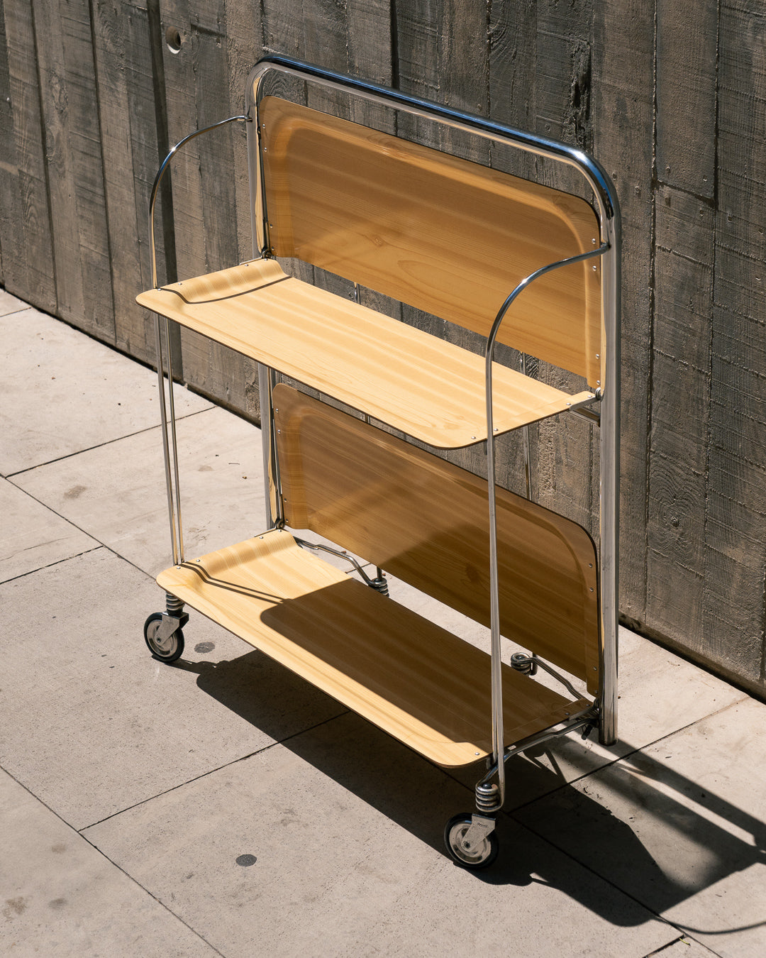 Raquer vintage folding bar cart from the 1960s in light wood finish with lacquered metal frame and wheels – Vecino Shop