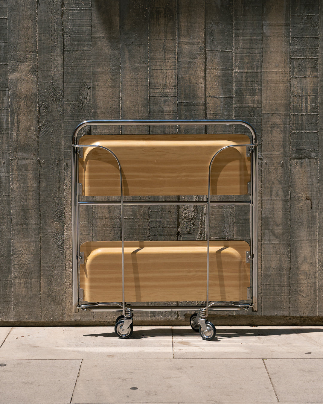 Raquer vintage folding bar cart from the 1960s in light wood finish with lacquered metal frame and wheels – Vecino Shop