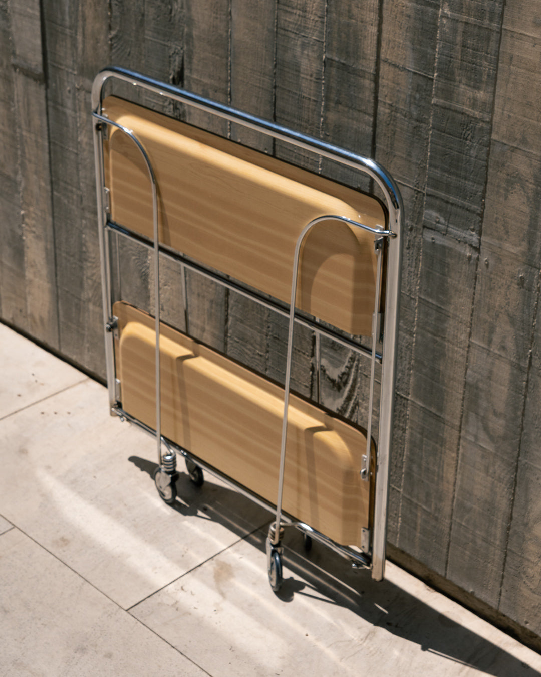 Raquer vintage folding bar cart from the 1960s in light wood finish with lacquered metal frame and wheels – Vecino Shop