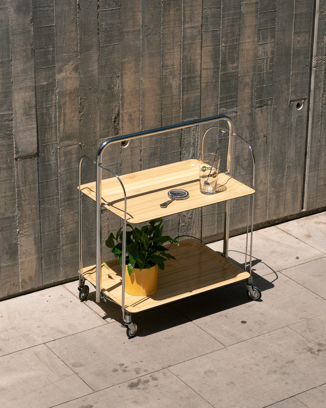 Raquer vintage folding bar cart from the 1960s in light wood finish with lacquered metal frame and wheels – Vecino Shop