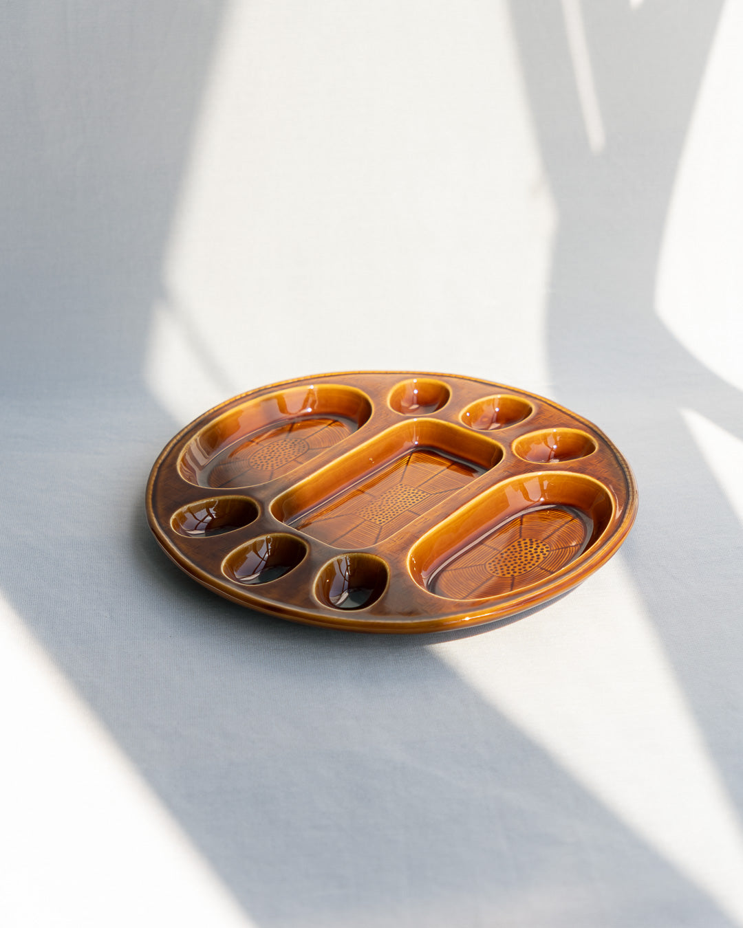 Vintage 1960s Gil Vargas Segovia ceramic serving dish with a glazed finish, designed for deviled eggs and appetizers. Mid-Century Modern style - Vecino Shop
