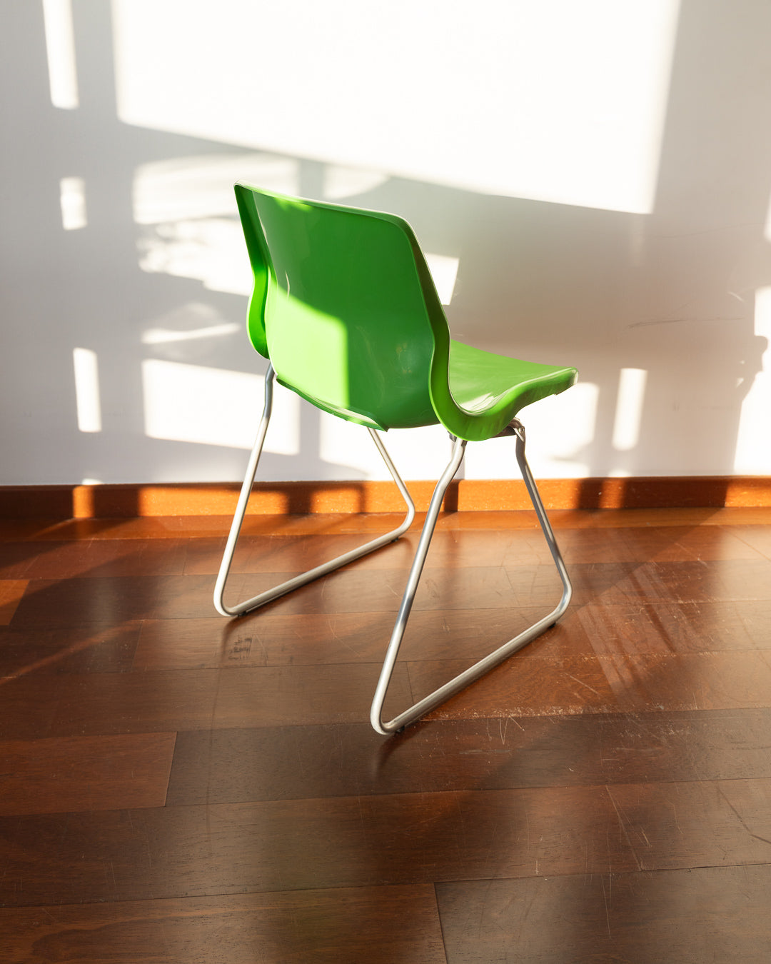 Vintage IKEA Snille chair from the 1990s, featuring a perforated plastic backrest, ergonomic design, and metal base, made in Italy and Bulgaria - Vecino Shop