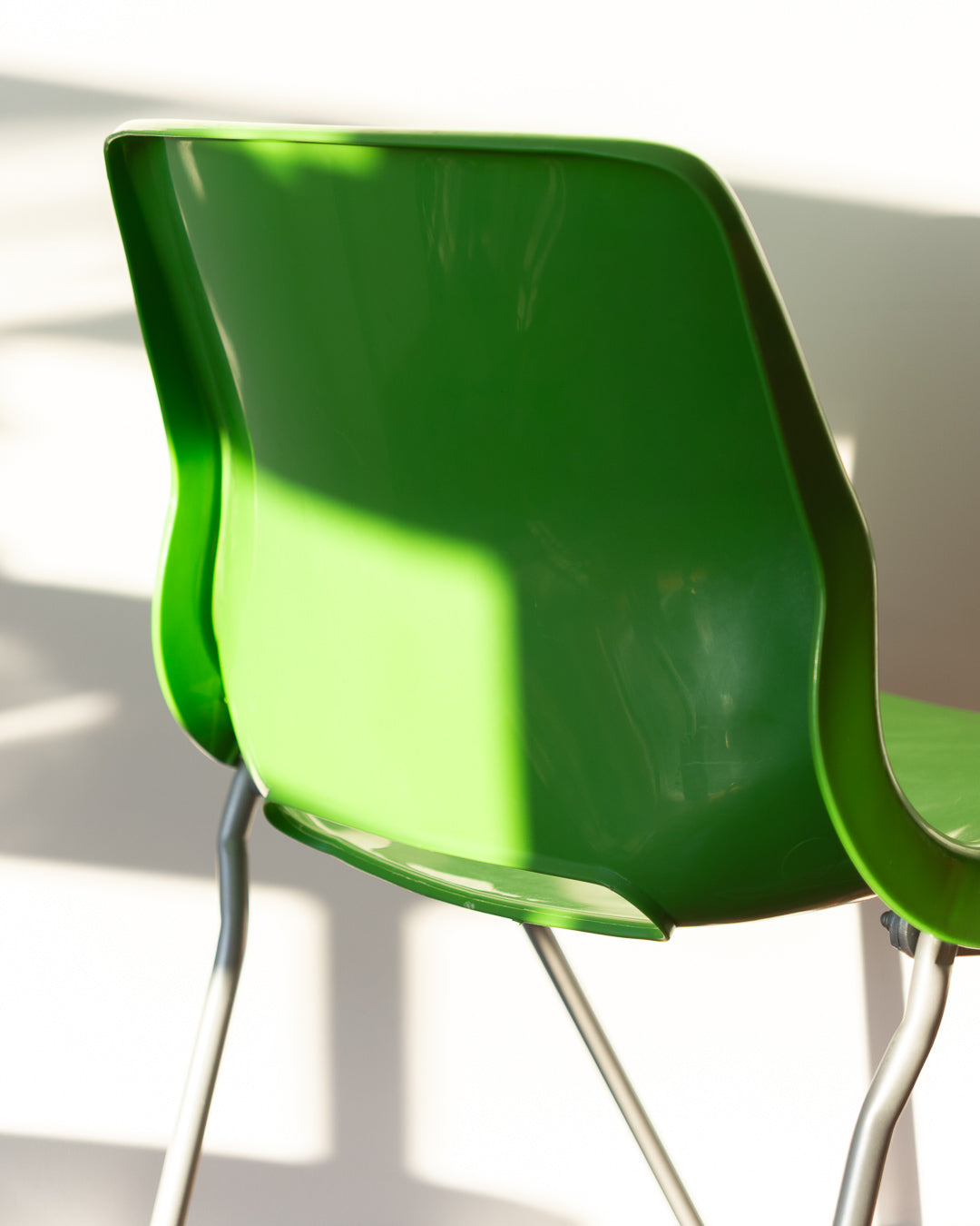 Vintage IKEA Snille chair from the 1990s, featuring a perforated plastic backrest, ergonomic design, and metal base, made in Italy and Bulgaria - Vecino Shop