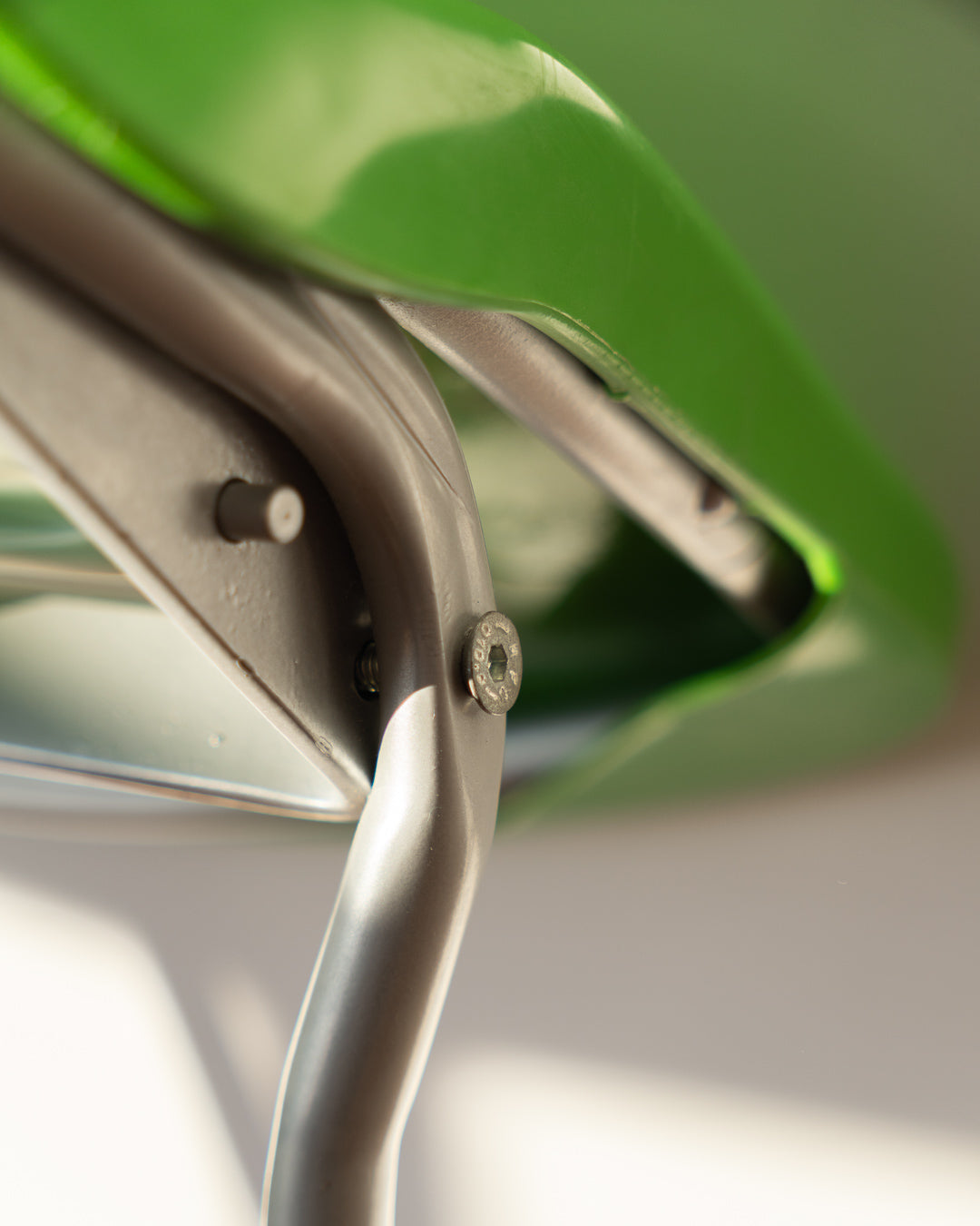 Vintage IKEA Snille chair from the 1990s, featuring a perforated plastic backrest, ergonomic design, and metal base, made in Italy and Bulgaria - Vecino Shop