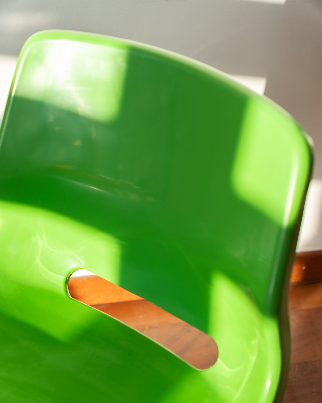 Vintage IKEA Snille chair from the 1990s, featuring a perforated plastic backrest, ergonomic design, and metal base, made in Italy and Bulgaria - Vecino Shop