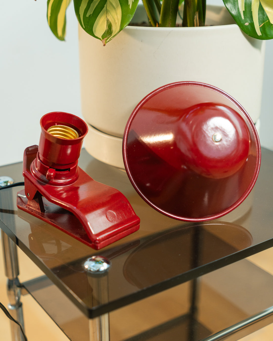 Vintage Luxus XL mushroom clip lamp 1970s in Bordeaux red metal, oversized Space Age mushroom design, Spanish vintage lighting dead-stock condition – Vecino Shop