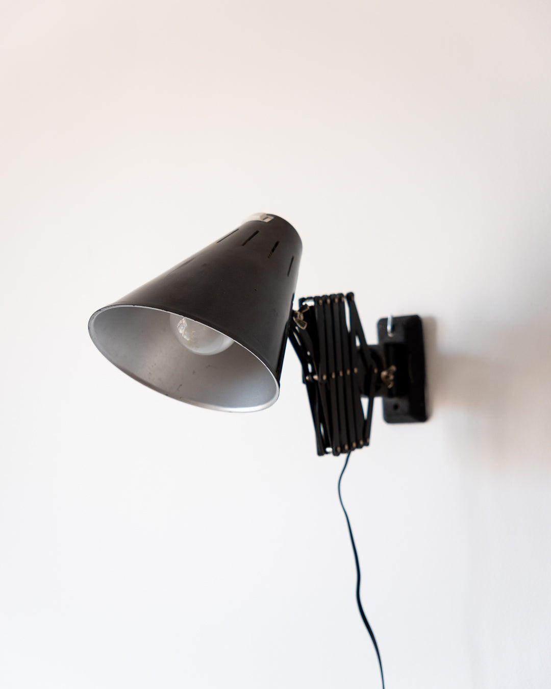 Vintage 1940s–50s Bometal Barcelona scissor wall lamp – industrial metal arm and enamel shade | Vecino Shop