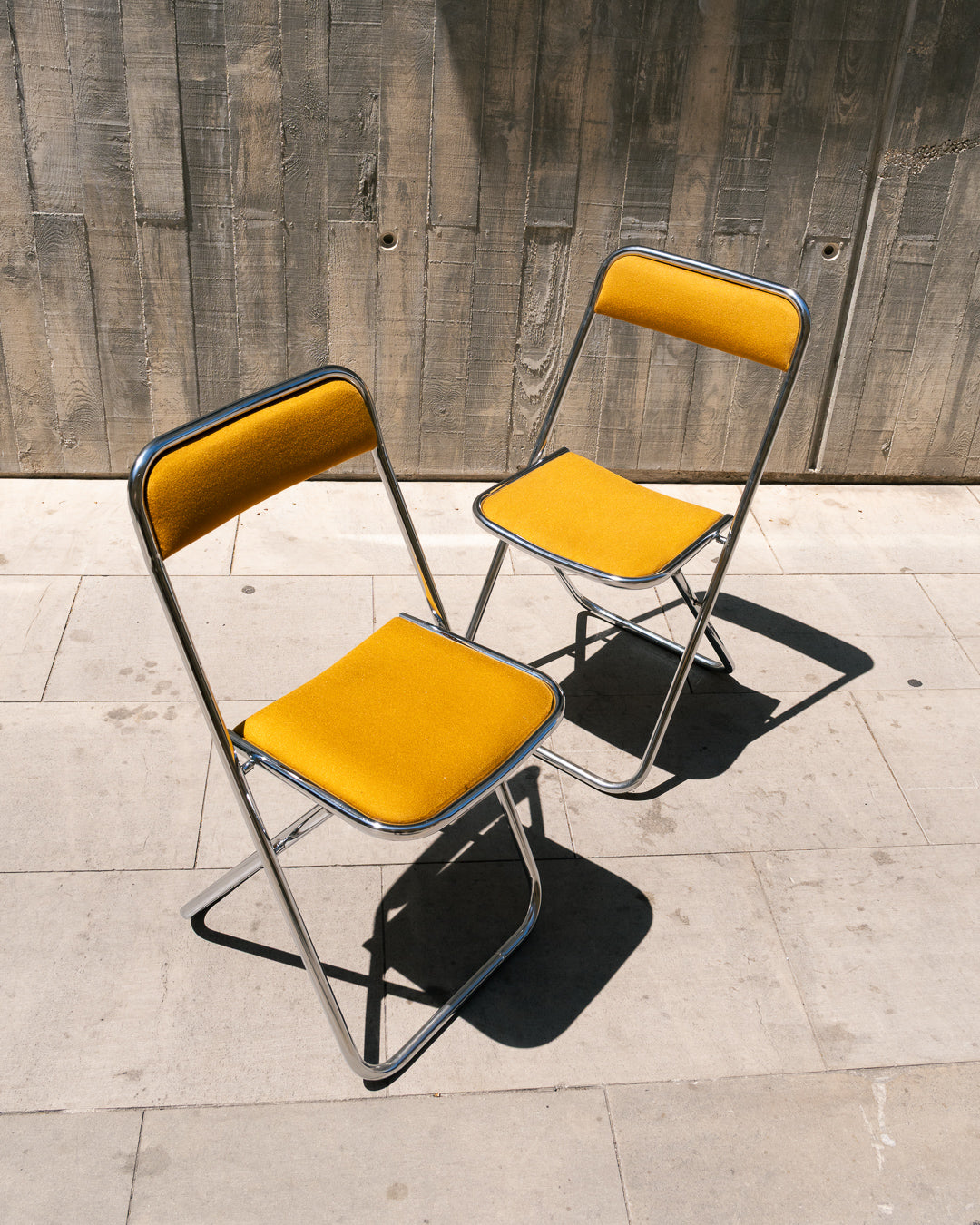 Set of 2 foldable 1970s chrome chairs with mustard upholstery – Vecino Shop
