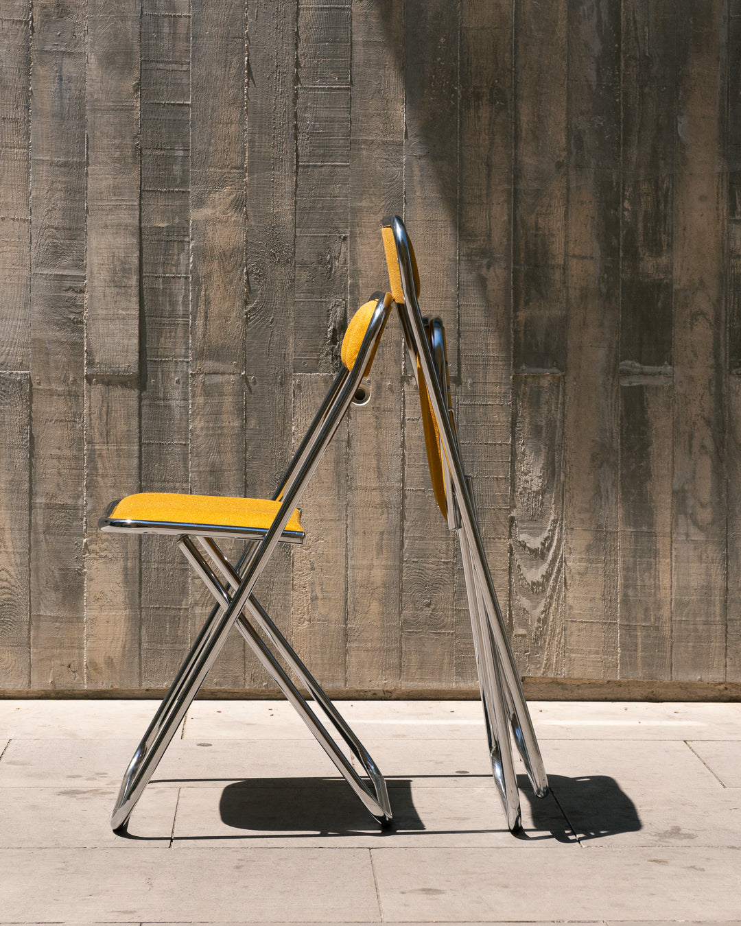 Set of 2 foldable 1970s chrome chairs with mustard upholstery – Vecino Shop