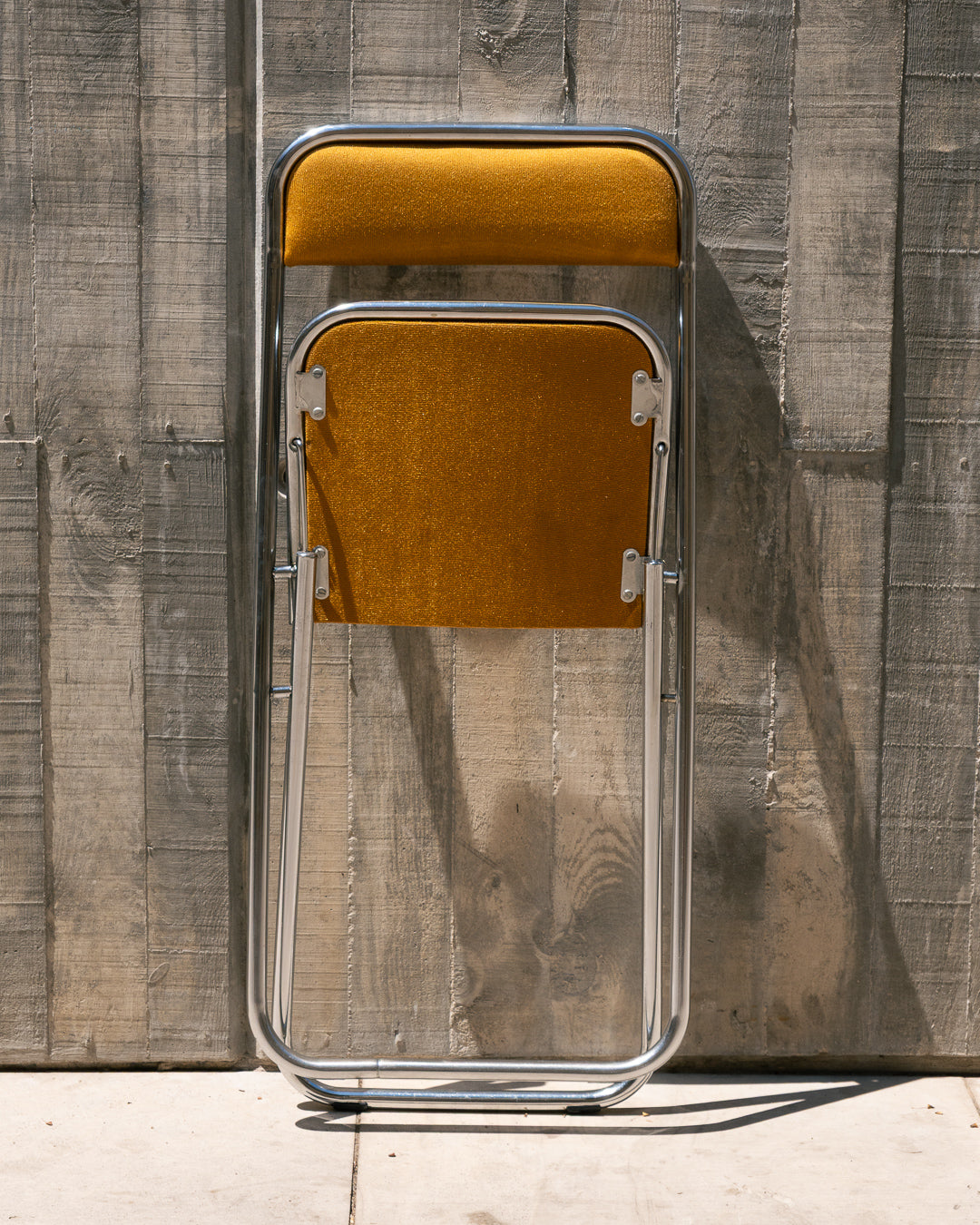 Set of 2 foldable 1970s chrome chairs with mustard upholstery – Vecino Shop