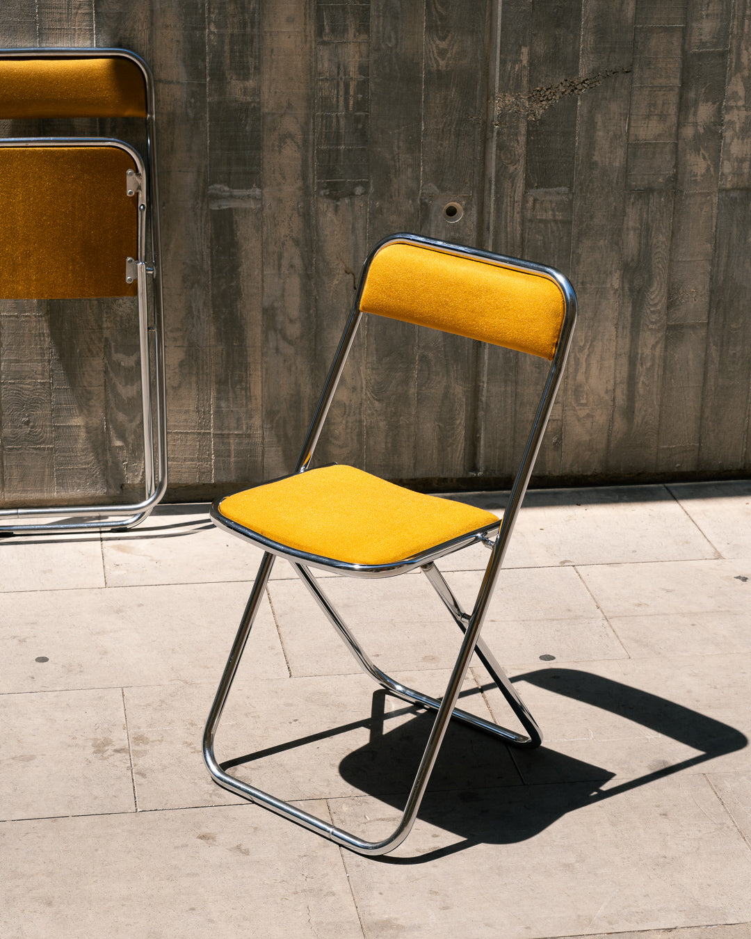 Set of 2 foldable 1970s chrome chairs with mustard upholstery – Vecino Shop
