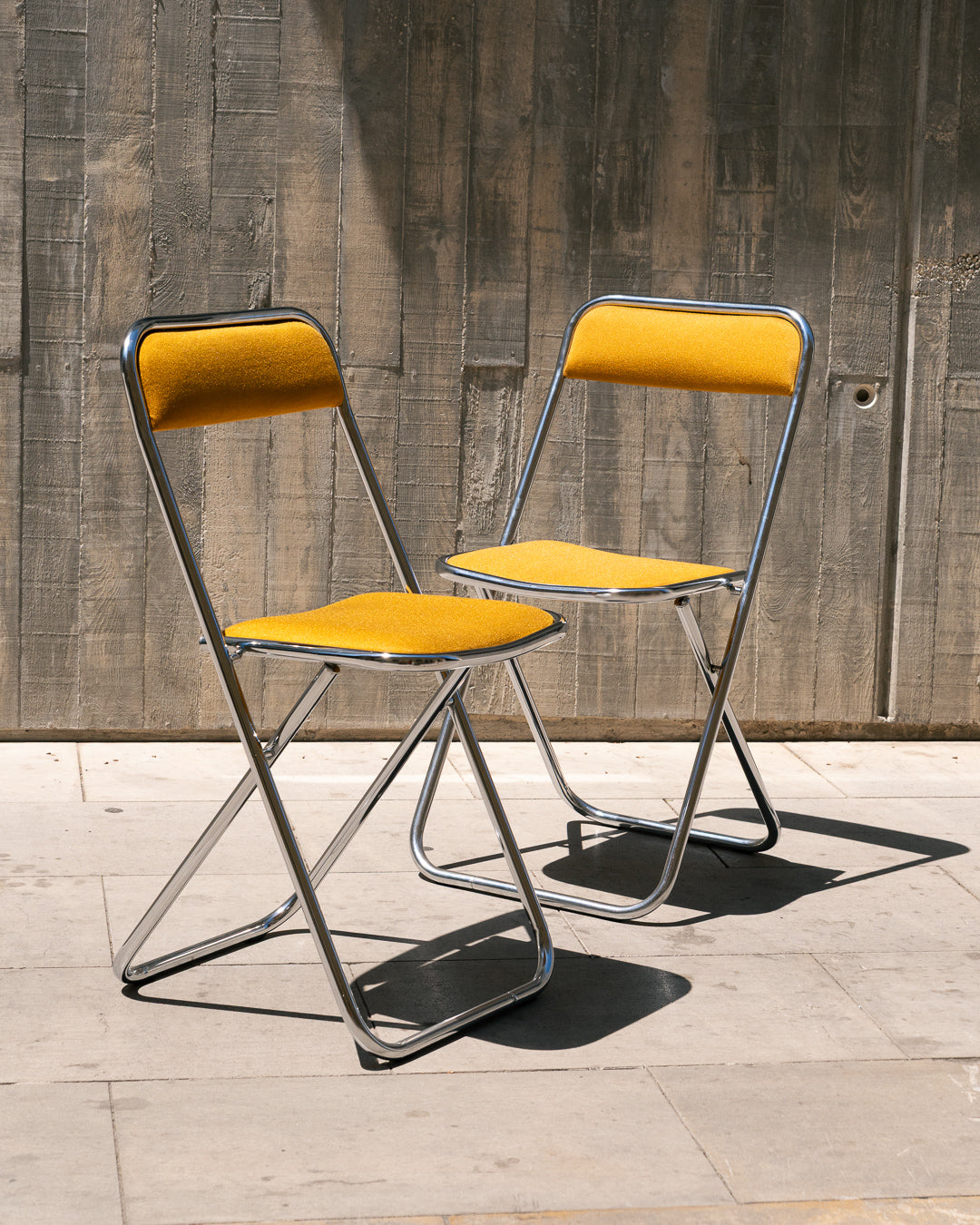Set of 2 foldable 1970s chrome chairs with mustard upholstery – Vecino Shop