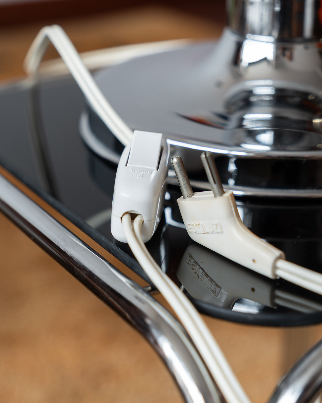 Vintage Estiluz space age table lamp with white opaline shade and chrome base – Vecino Shop