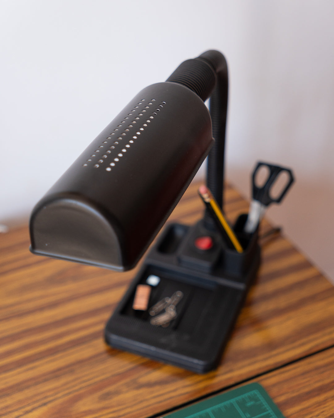 Vintage Nuova Veneta LUM Serie Z1 90 desk lamp with organizer base – Vecino Shop