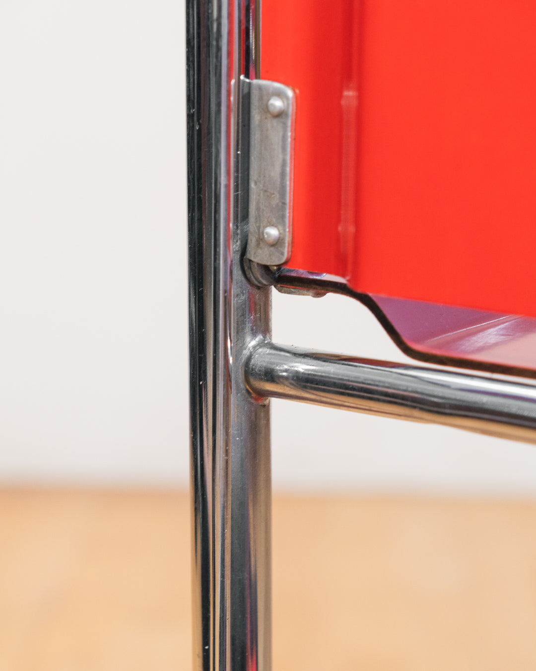 Vintage Raquer folding serving trolley 1960s, chrome frame with thin molded red trays, Mid-Century / Space Age design, compact foldable bar cart, similar to Dinnet and other classic European brands – Vecino Shop