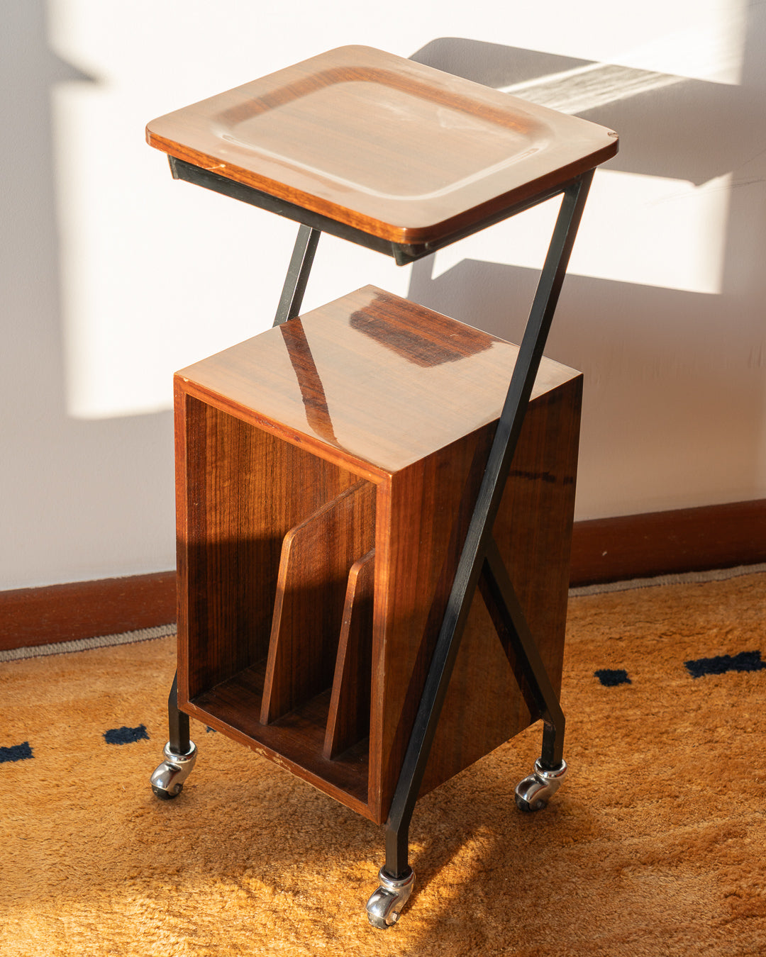 Vintage 1960s wooden rolling side table with black metal frame, magazine rack – Vecino Shop
