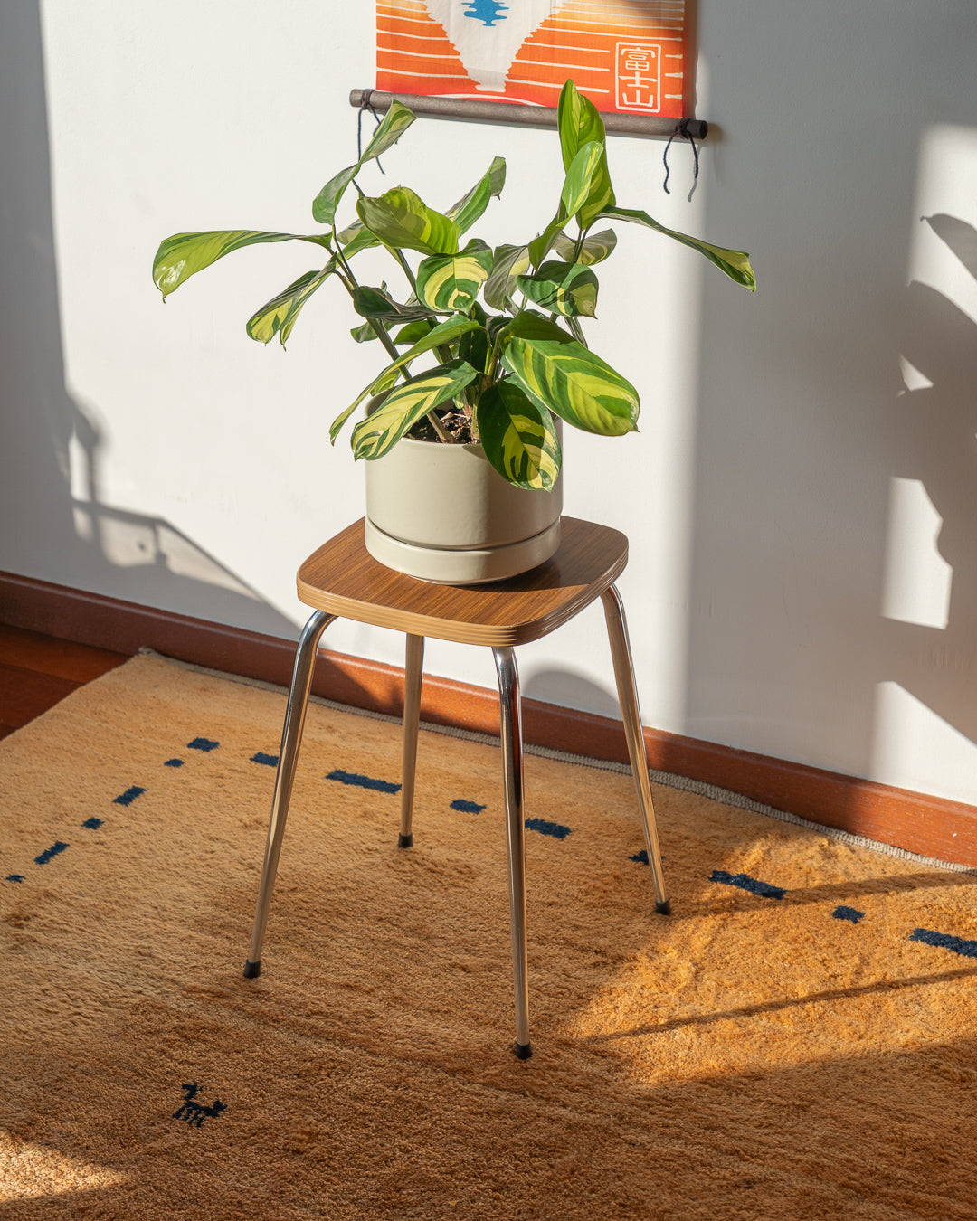 Vintage 1960s mid-century modern wooden laminate stool with shiny chrome legs, simple and elegant design – Vecino Shop.
