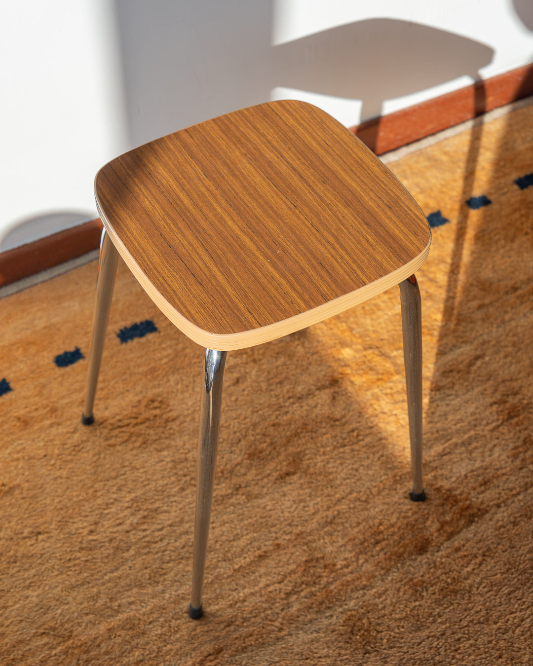 Vintage 1960s mid-century modern wooden laminate stool with shiny chrome legs, simple and elegant design – Vecino Shop.