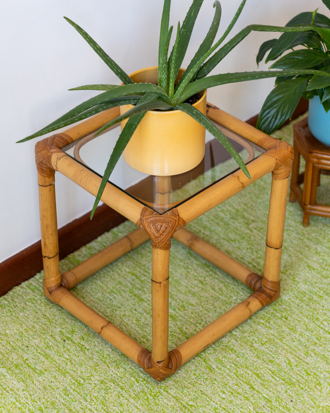 Vintage small square bamboo side table with glass top, natural frame and minimalist design - Vecino Shop