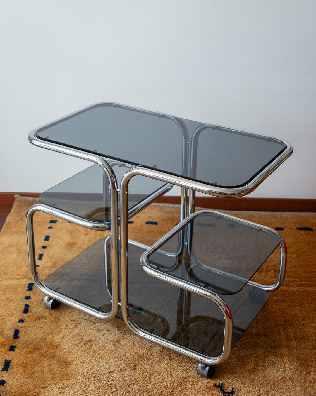 Vintage chrome side table with 4 smoked glass tiers, 1970s, restored and polished, available at Vecino Shop, Barcelona, worldwide shipping.
