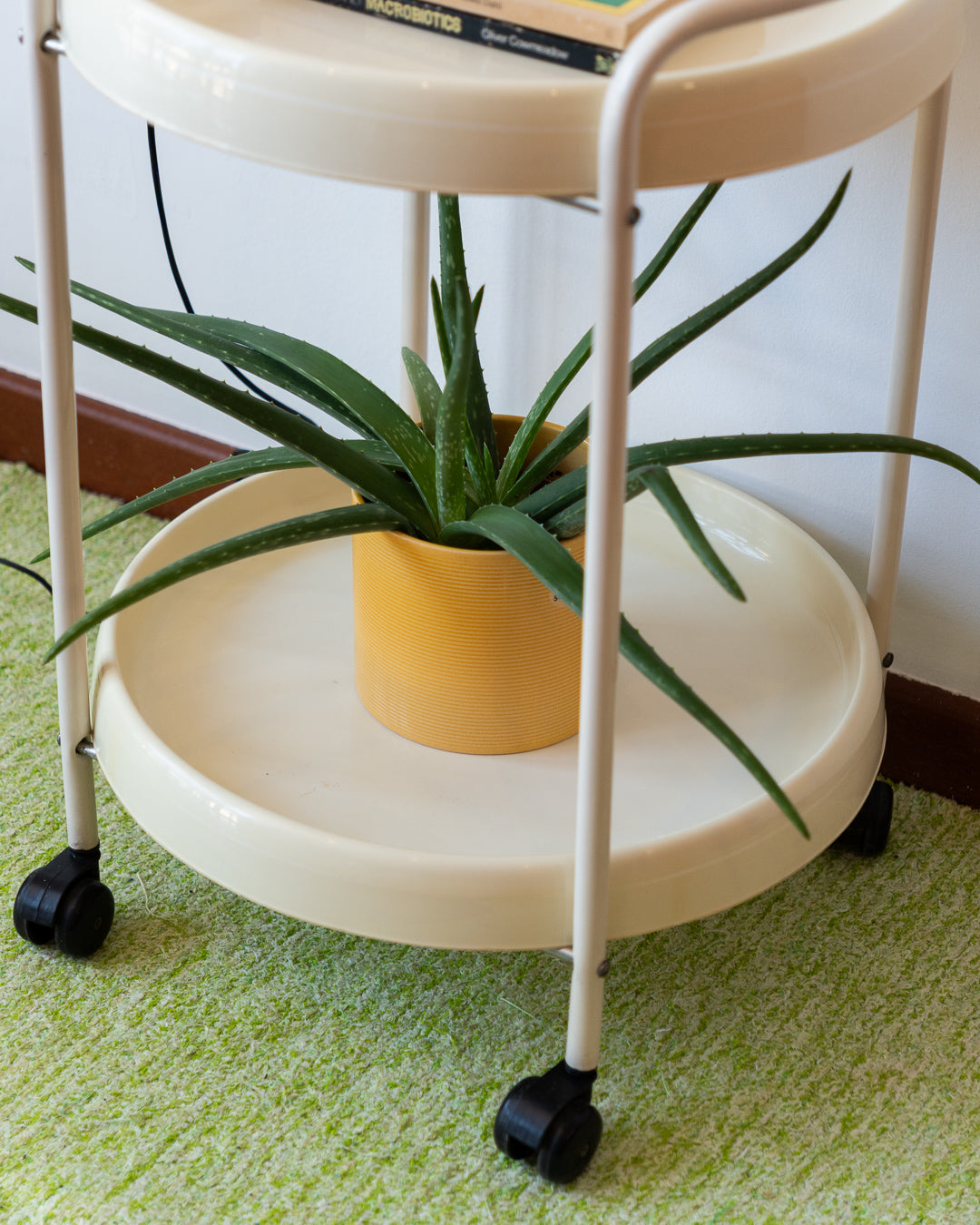 Vintage round two-tier trolley cart with cream white metal frame and plastic trays, 1960s-70s design - Vecino shop