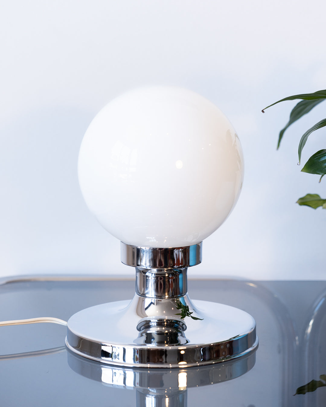 Vintage Estiluz space age table lamp with white opaline shade and chrome base – Vecino Shop