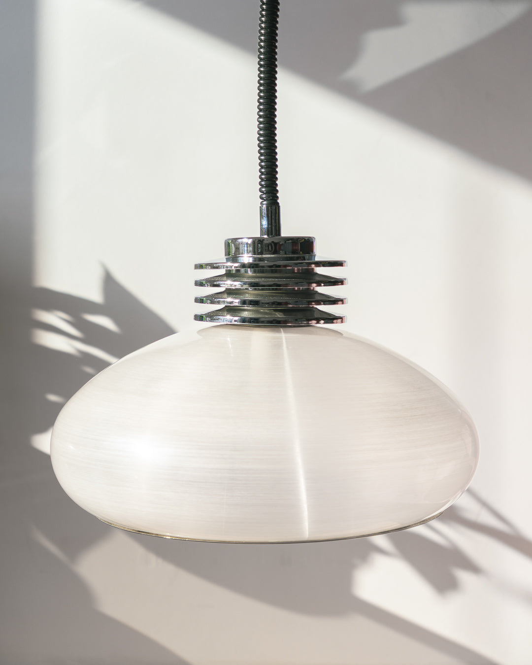 Vintage Space Age extensible ceiling lamp with chrome details and brushed plastic shade – Vecino Shop.