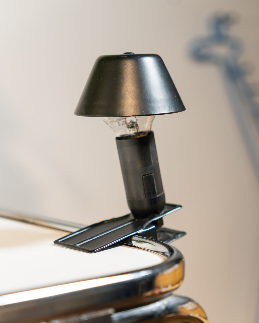 Vintage E.P.T. mini mushroom clip lamp in matte black, 1990s Spanish design with clip base. Vecino Shop