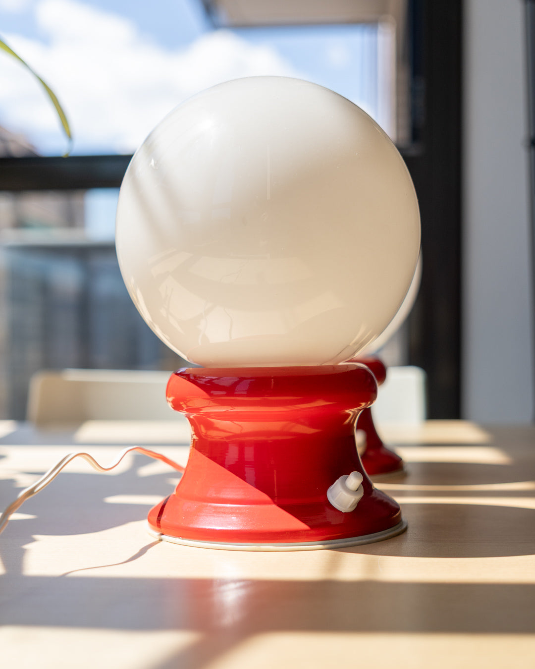 Set of 1970s Space Age table lamps with red metal base and white opaline glass domes – Mid-Century Modern style – Vecino Shop