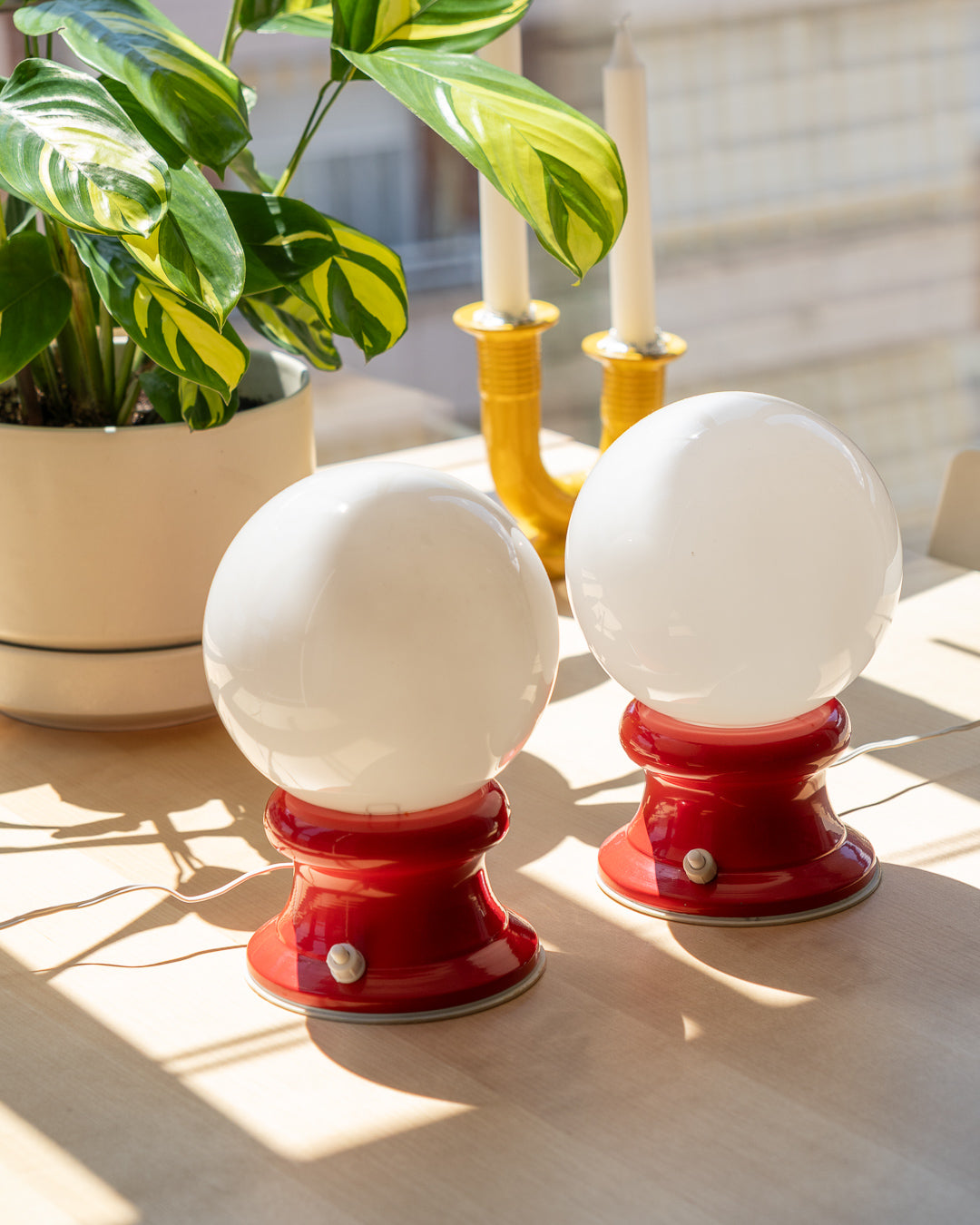 Set of 1970s Space Age table lamps with red metal base and white opaline glass domes – Mid-Century Modern style – Vecino Shop