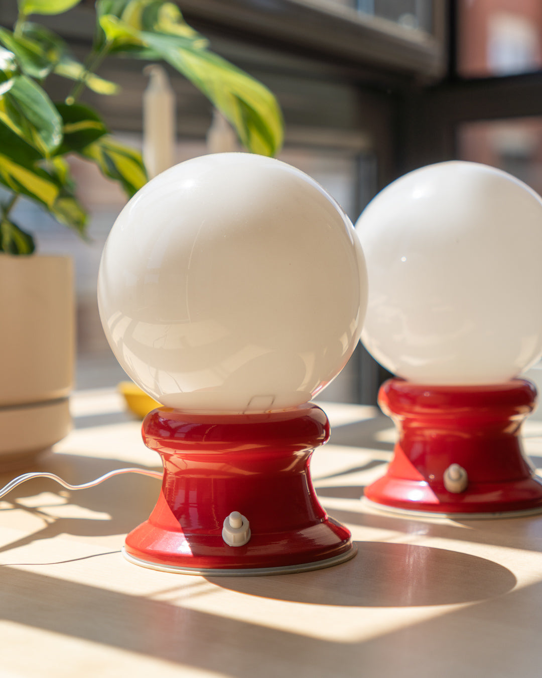Set of 1970s Space Age table lamps with red metal base and white opaline glass domes – Mid-Century Modern style – Vecino Shop