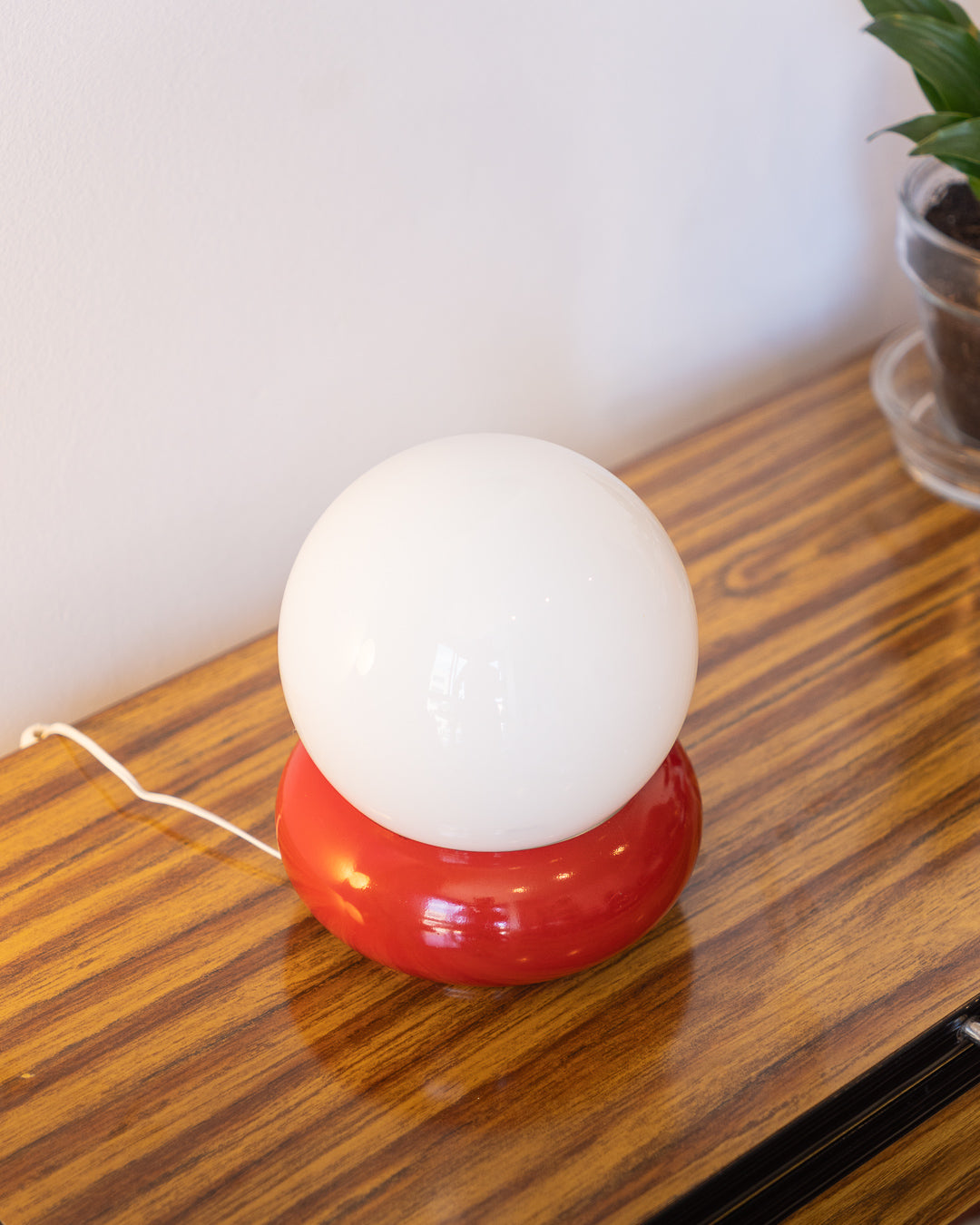 Vintage space age table lamp with white opaline shade and cherry red low rounded base – Vecino Shop