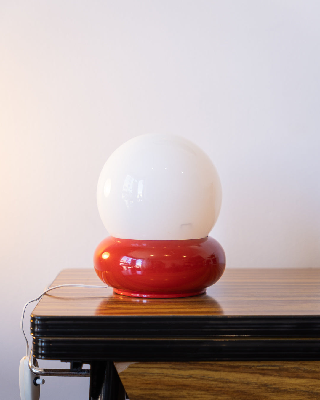 Vintage space age table lamp with white opaline shade and cherry red low rounded base – Vecino Shop