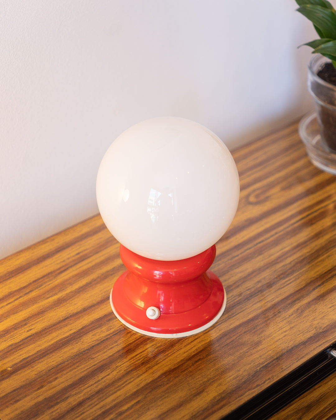 Vintage space age table lamp with white opaline shade and red flared base – Vecino Shop