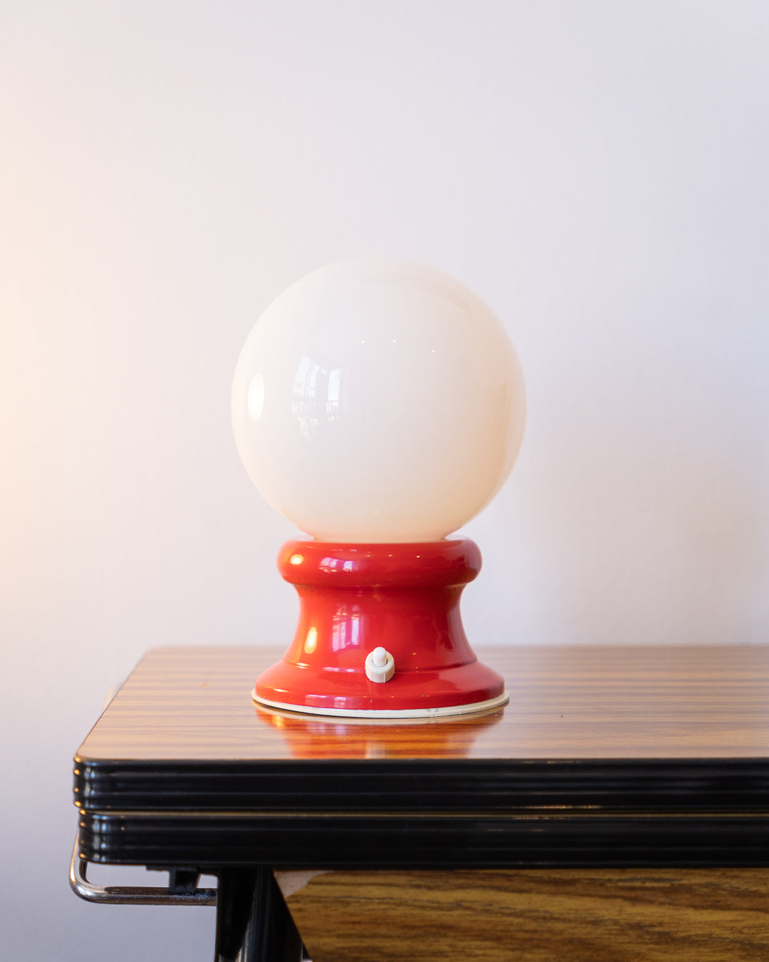 Vintage space age table lamp with white opaline shade and red flared base – Vecino Shop