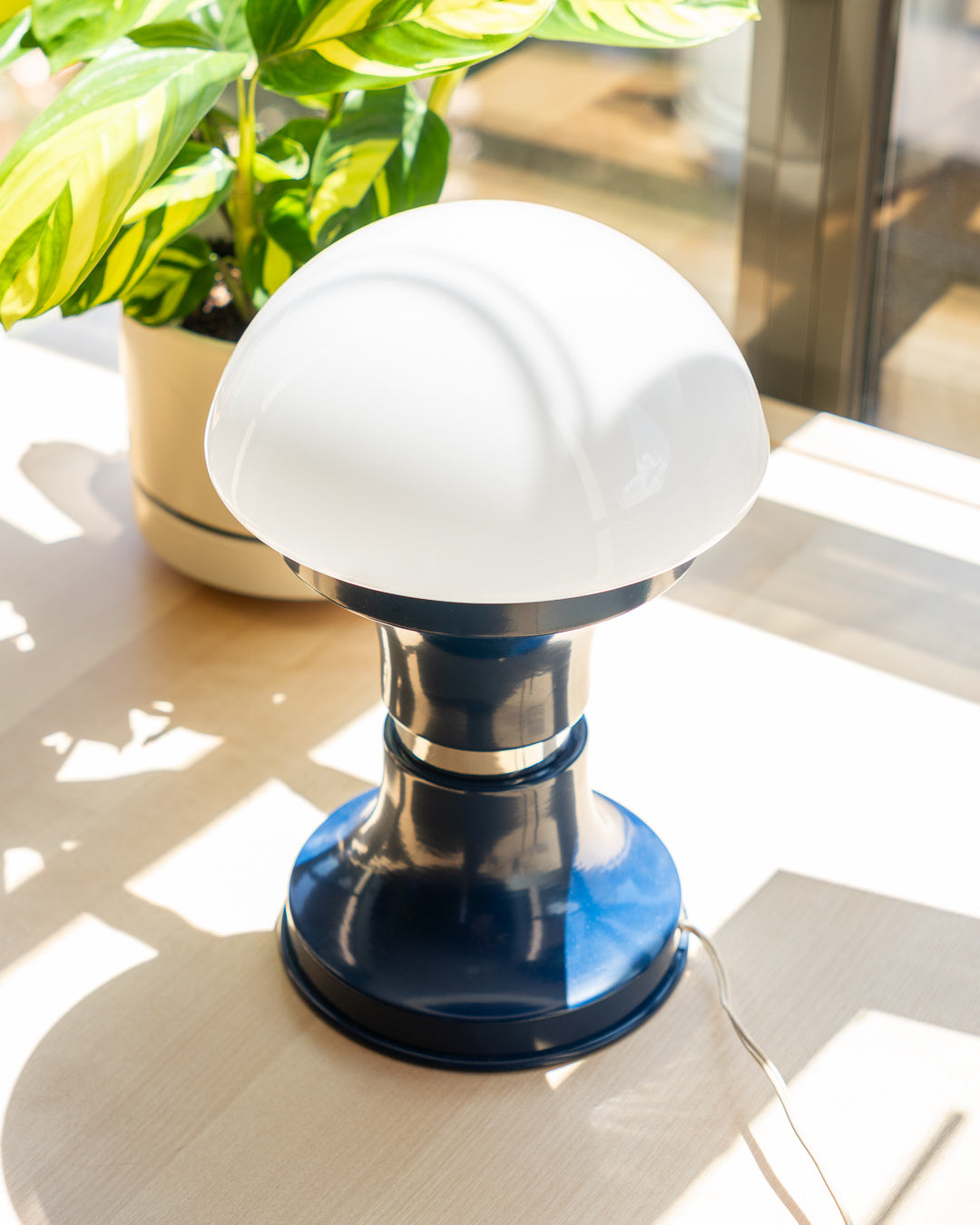 Blue Space Age table lamp with glossy Tam Tam base and white mushroom-shaped opaline shade – 1970s vintage design – Vecino Shop