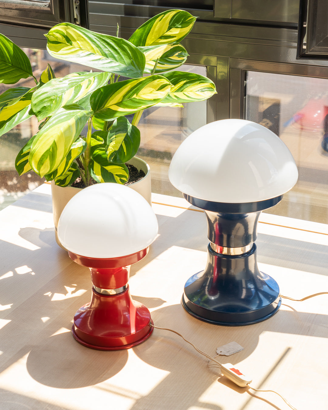 Blue Space Age table lamp with glossy Tam Tam base and white mushroom-shaped opaline shade – 1970s vintage design – Vecino Shop