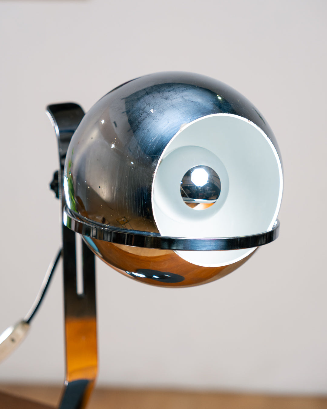 Vintage 1970s chrome floating eyeball desk lamp with sculptural base and adjustable spotlight. Vecino Shop