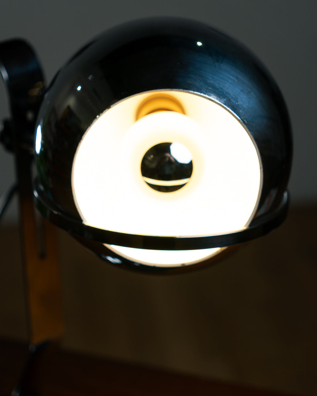 Vintage 1970s chrome floating eyeball desk lamp with sculptural base and adjustable spotlight. Vecino Shop
