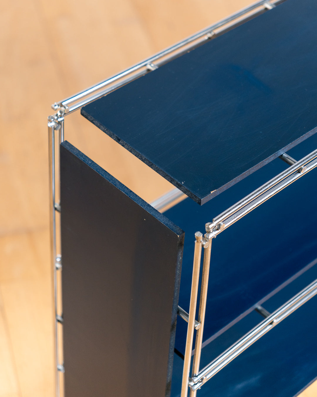 Vintage navy blue Multistrux modular shelving system with five stackable units from the 1960s. Vecino Shop